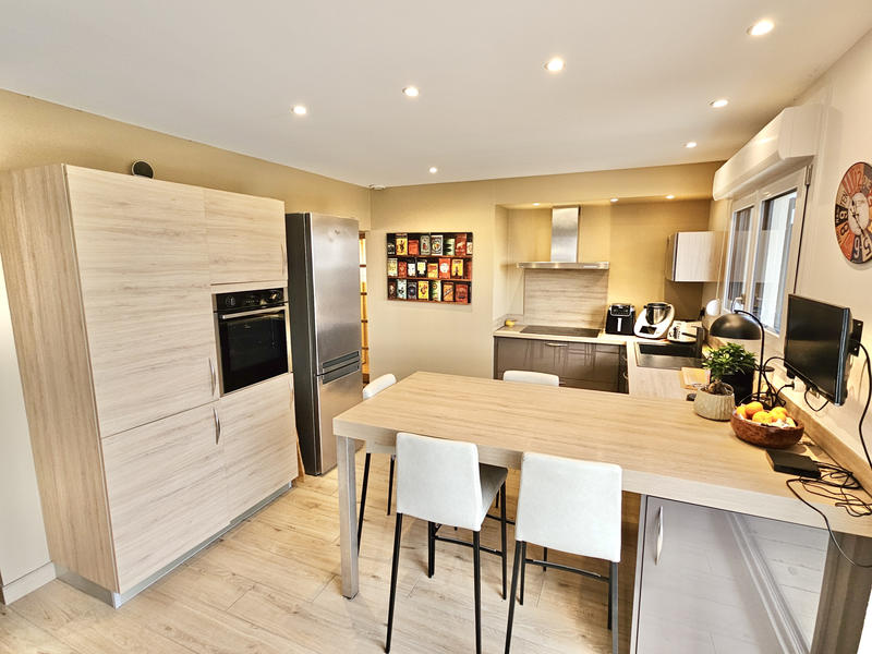 Maison - 221 m² - 8 pièces