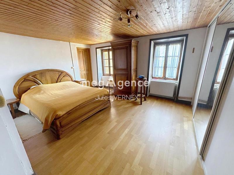 Maison traditionnelle - 243 m² - 6 pièces