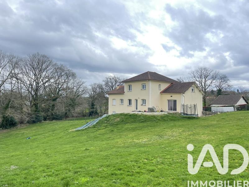 Maison - 235 m² - 8 pièces