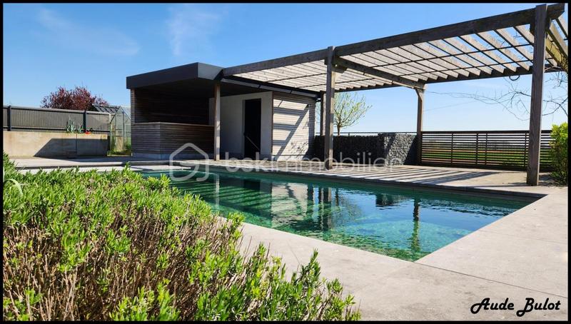 Maison - 240 m² - 8 pièces