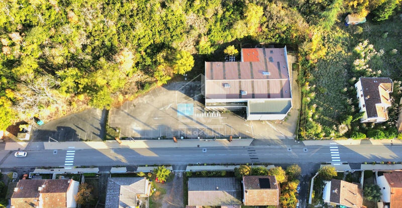 Local commercial - 673 m²