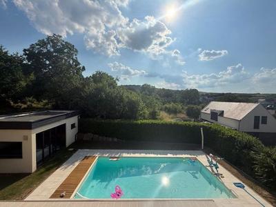 Maison - 180 m² - 8 pièces