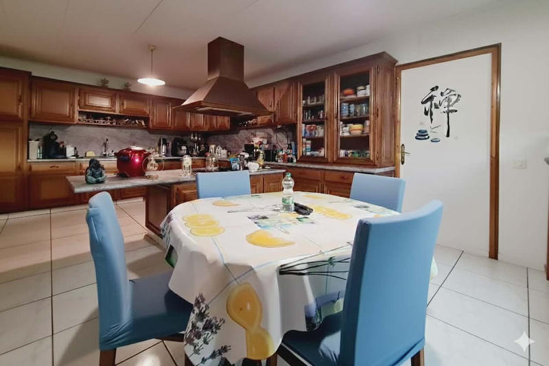 Maison - 210 m² - 8 pièces