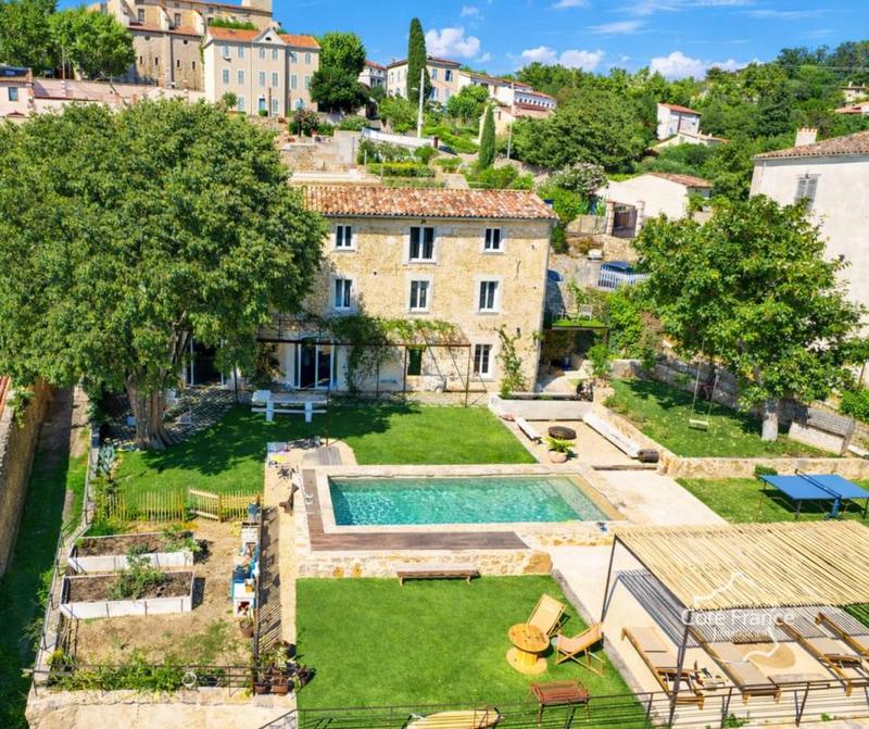 Villa - 239 m² - 9 pièces