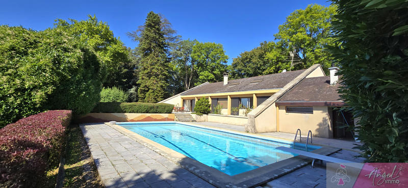 Propriété - 220 m² - 8 pièces