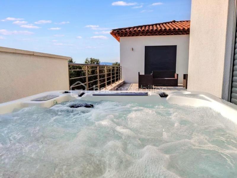 Maison - 210 m² - 10 pièces