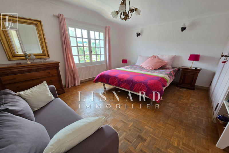 Maison - 240 m² - 6 pièces