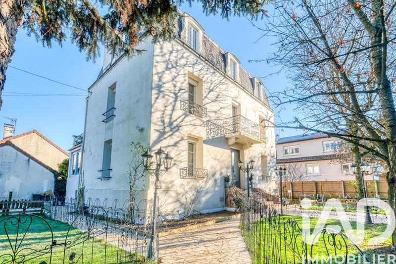 Maison - 218 m² - 9 pièces