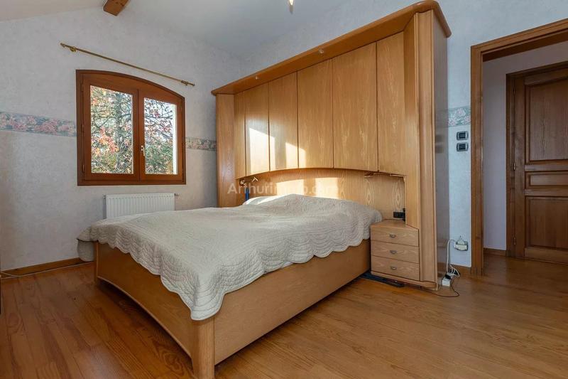 Maison - 225 m² - 9 pièces