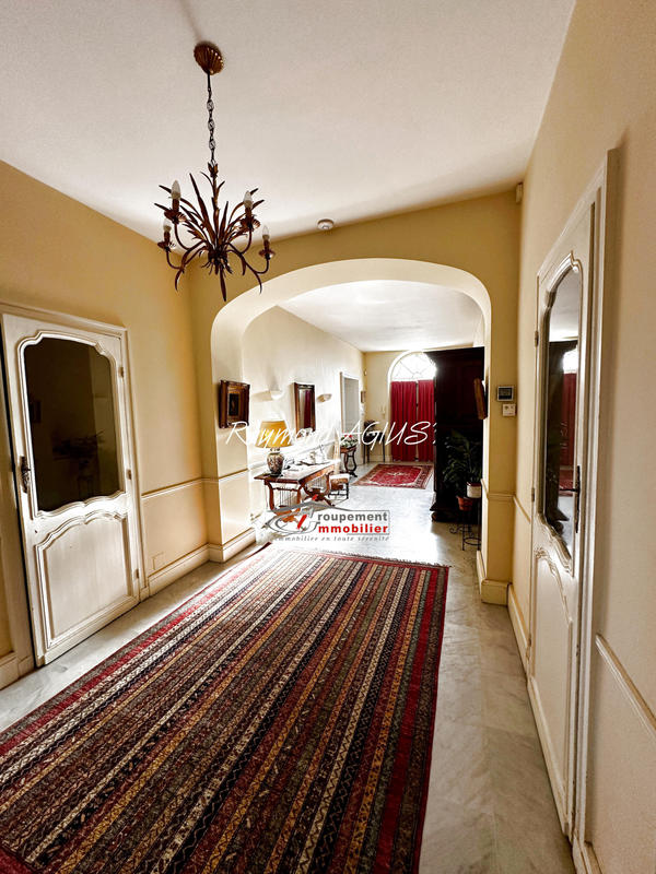 Maison - 510 m² - 11 pièces