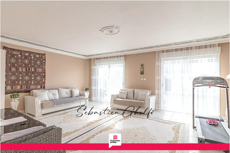 Maison - 235 m² - 9 pièces