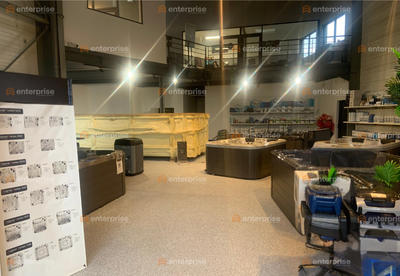 Local d'activité / Entrepôt - 897 m²