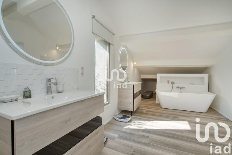 Maison - 220 m² - 6 pièces