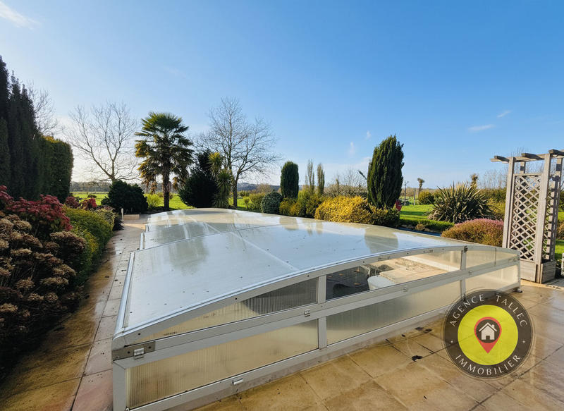 Maison - 270 m² - 11 pièces