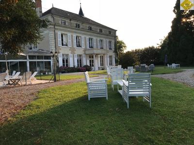 Château - 1 169 m² - 15 pièces