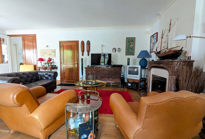 Maison - 245 m² - 9 pièces