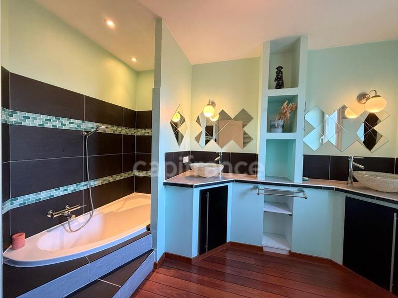 Maison - 211 m² - 9 pièces