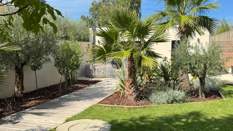 Maison - 235 m² - 8 pièces