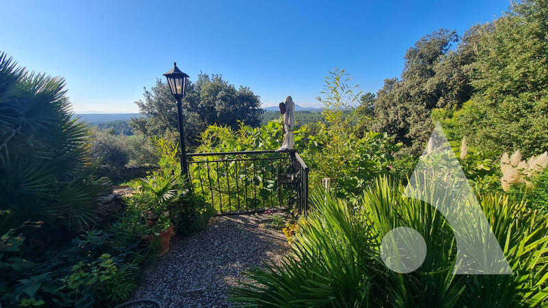 Maison - 270 m² - 8 pièces