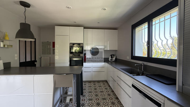 Maison - 280 m² - 10 pièces