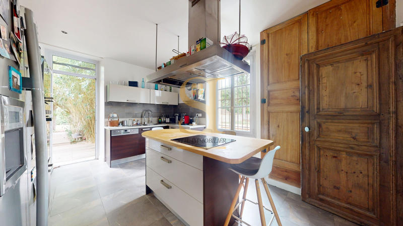 Maison - 250 m² - 7 pièces