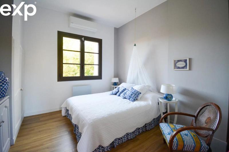 Demeure - 300 m² - 9 pièces