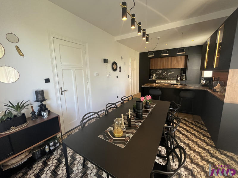 Maison - 210 m² - 7 pièces