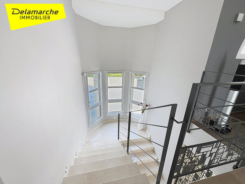 Maison - 241 m² - 7 pièces