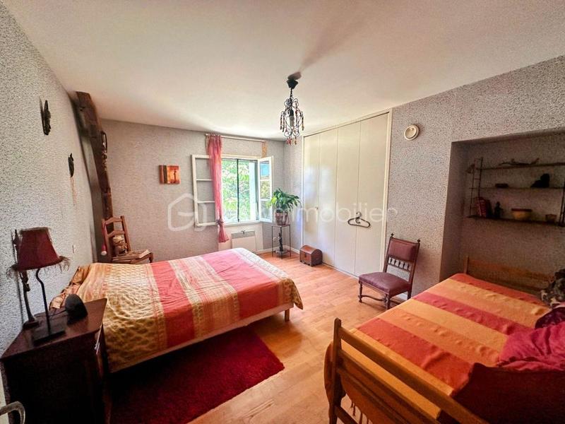 Propriété - 225 m² - 9 pièces