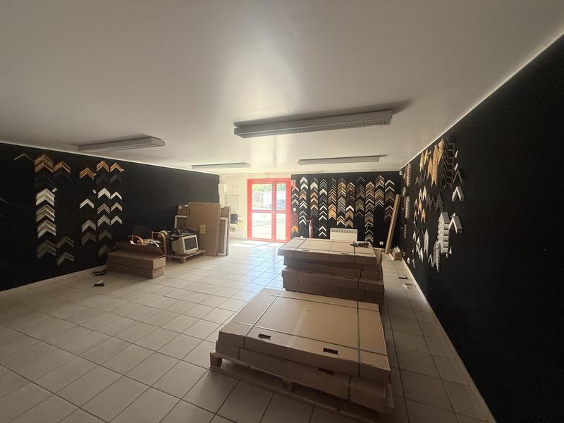 Local d'activités - 1 205 m²