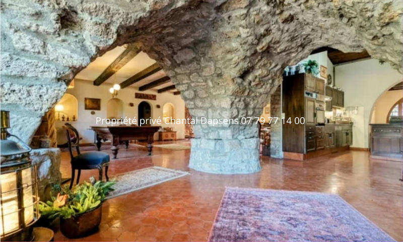 Propriété - 220 m² - 6 pièces