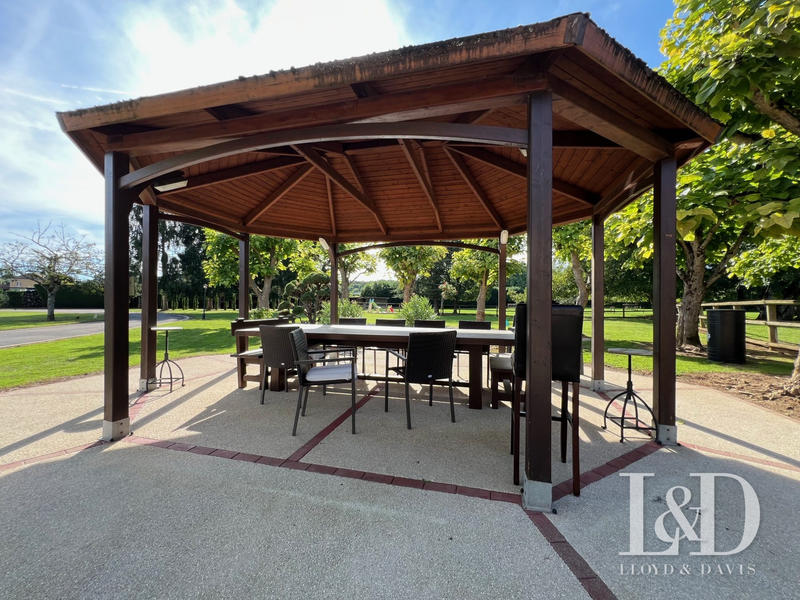 Maison - 411 m² - 11 pièces