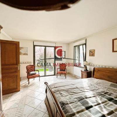 Maison - 268 m² - 9 pièces