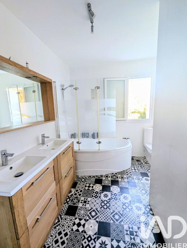 Maison - 219 m² - 9 pièces