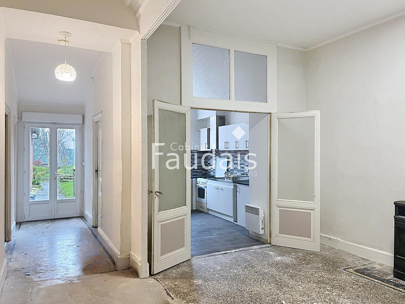 Maison - 243 m² - 8 pièces