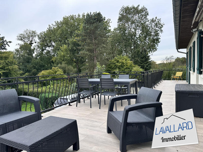 Maison - 202 m² - 8 pièces