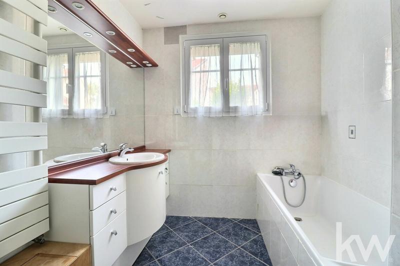 Maison - 241 m² - 8 pièces