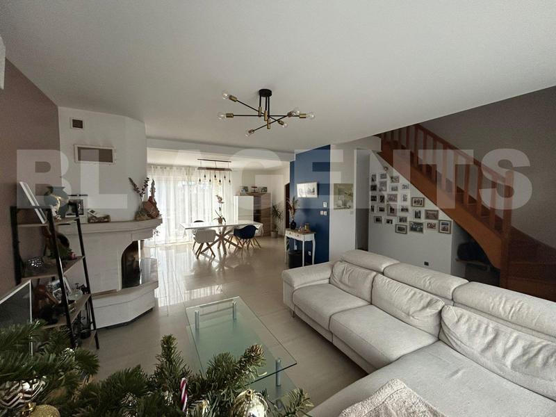 Maison traditionnelle - 151 m² - 5 pièces