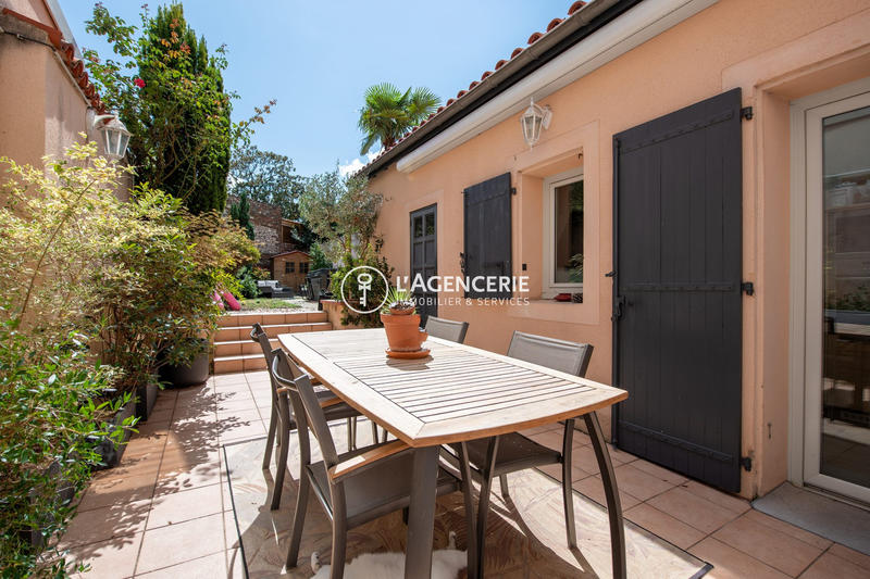 Maison - 235 m² - 9 pièces