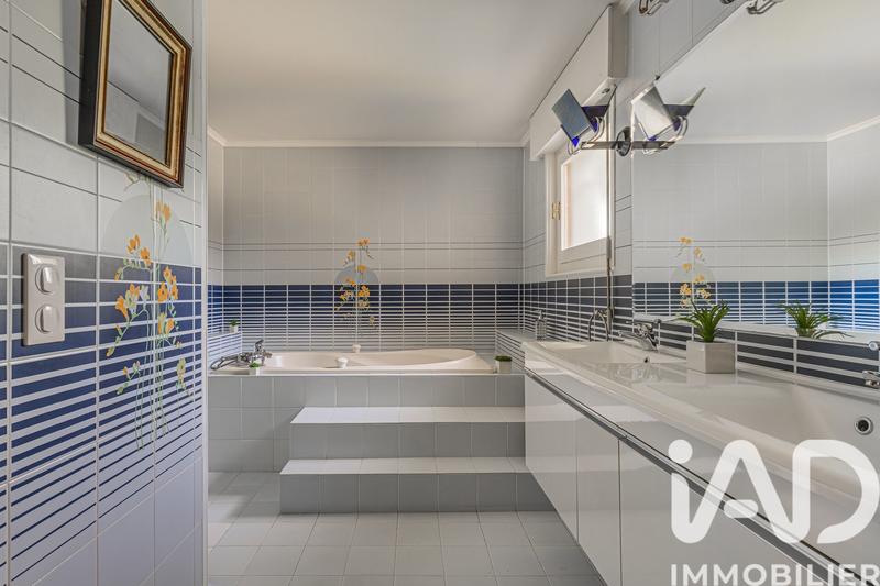 Maison - 245 m² - 9 pièces