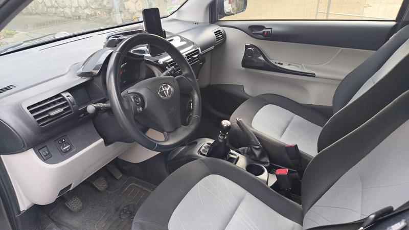 Toyota iQ 1.0 Vvt-i 68 .