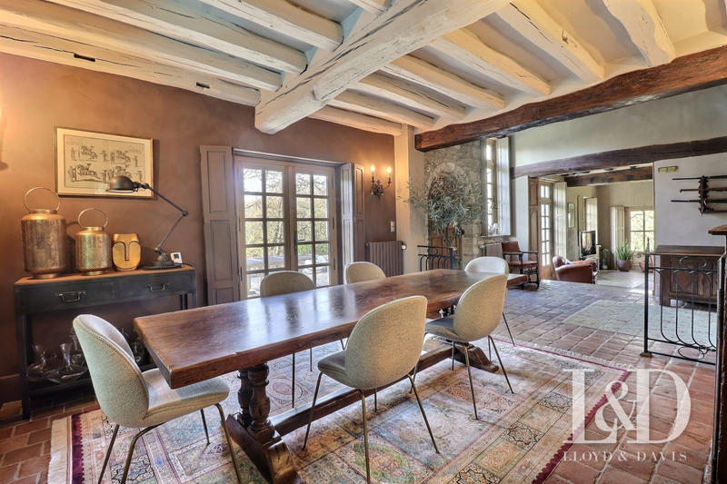 Maison - 303 m² - 10 pièces