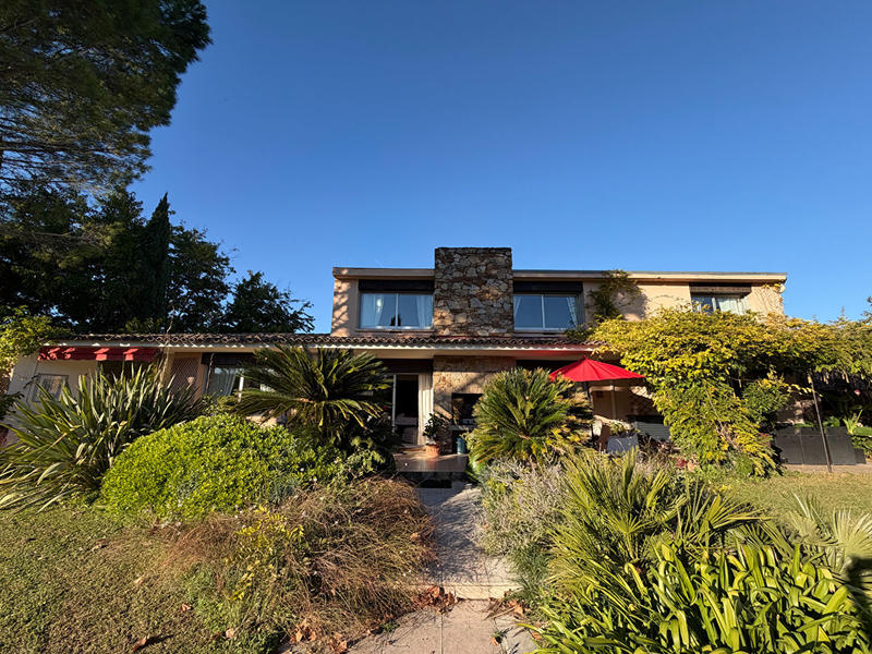 Maison - 256 m² - 6 pièces