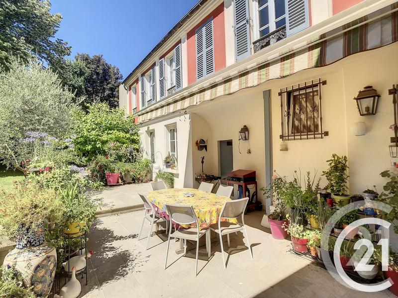 Maison - 235 m² - 10 pièces