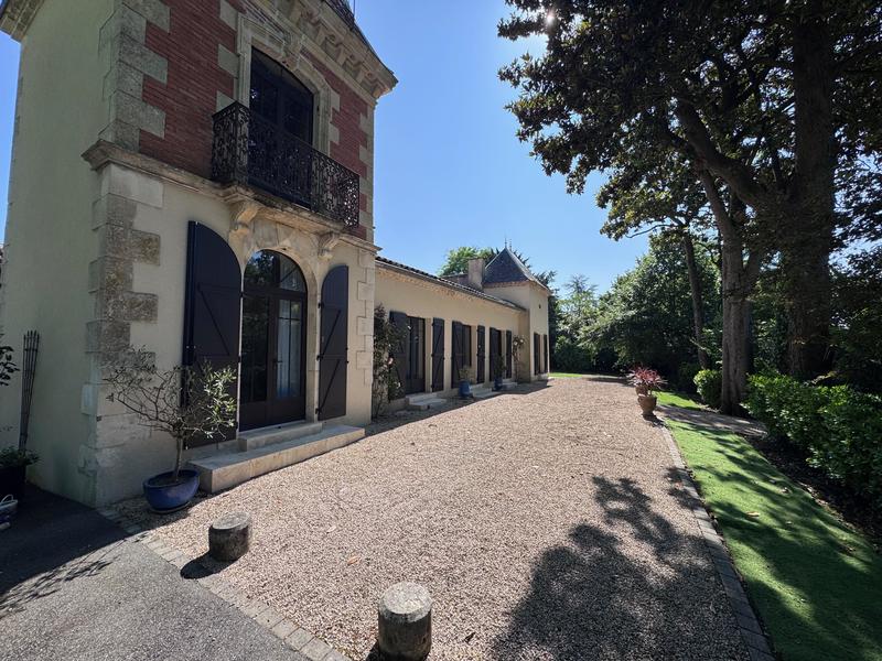 Maison - 250 m² - 9 pièces