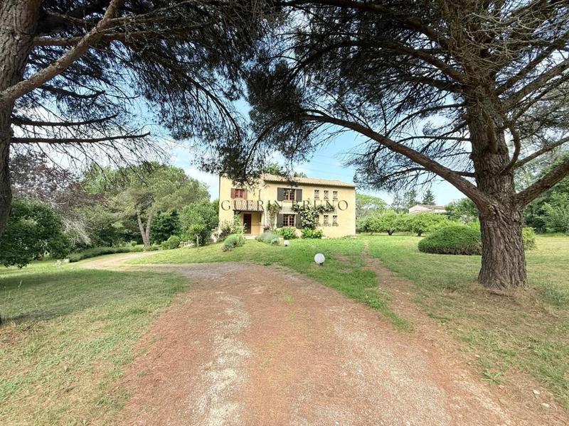 Propriété - 220 m² - 6 pièces