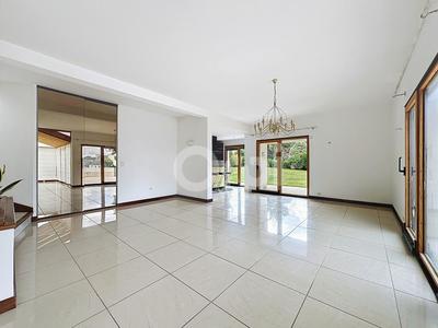 Propriété - 265 m² - 6 pièces