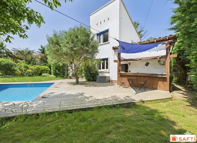 Maison - 220 m² - 8 pièces