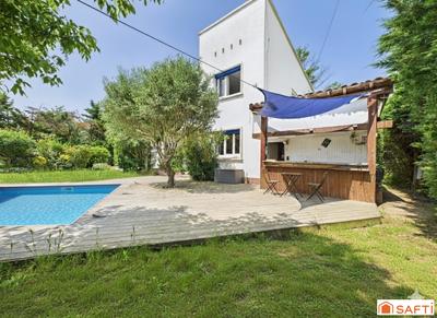 Maison - 220 m² - 8 pièces