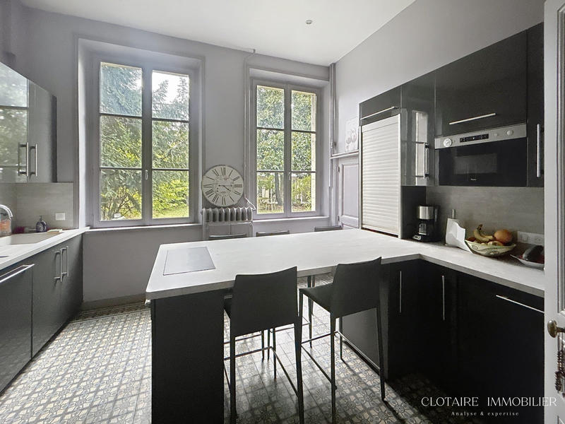 Maison - 600 m² - 12 pièces